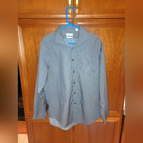 Calvin Klein Button Down 34x35 x17 - Picture 4 of 6